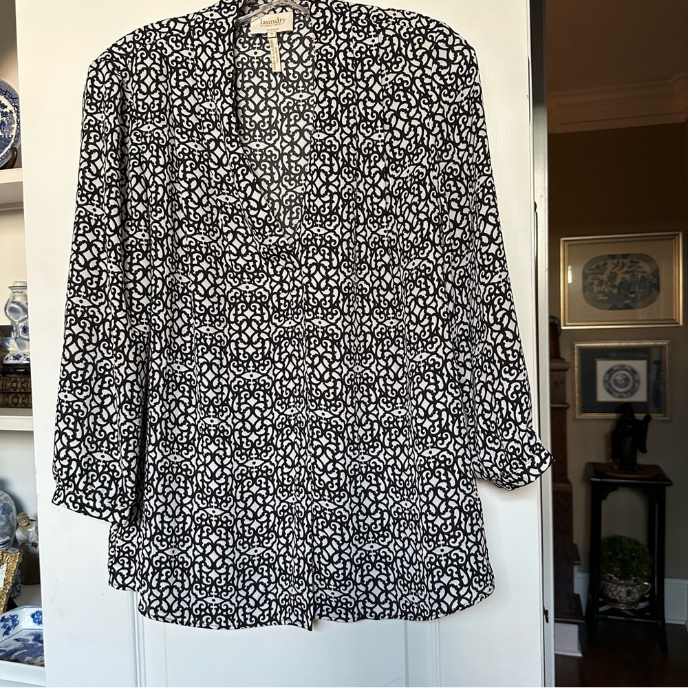 LAUNDRY - size M, 3/4 sleeve, V neck, black/white pattern dressy blouse